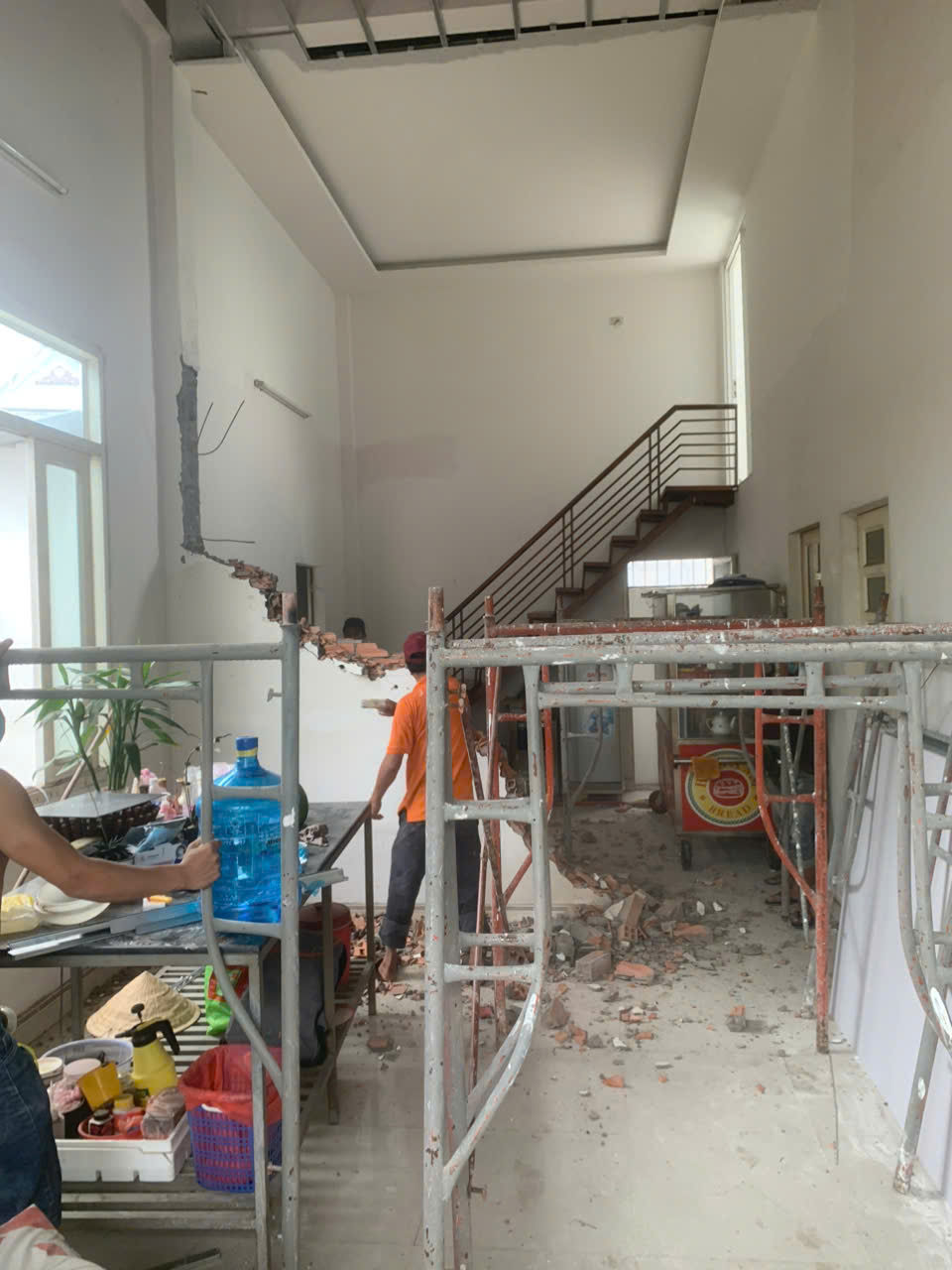Dịch vụ sửa nhà trọn gói Hùng Phúc chuyên nghiệp, báo giá minh bạch, thi công nhanh, bảo hành uy tín. Giải pháp cải tạo nhà ở toàn diện.